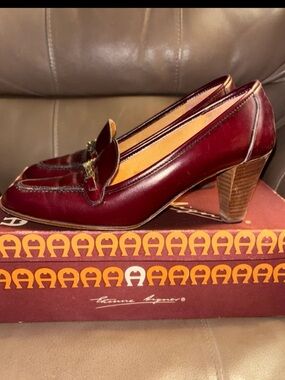 vintage Etienne Aigner loafer pumps feature a classic burgundy leather, Women 7